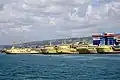 Navires à passagers amarrés au port.