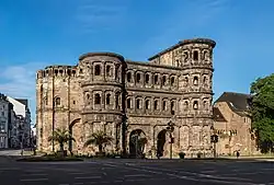 Vue d'un bâtiment isolé comportant deux passages, des colonnades et flanqué de deux tours