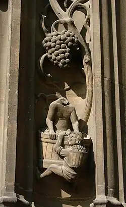 Hautain sur le portail de la cathédrale de Troyes.