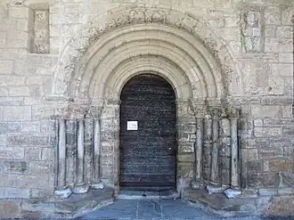 Le portail roman.