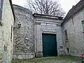 La tour no&nbsp;25 ou « tour Saint-Maurice », à gauche du portail ouest du jardin du château royal.