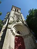 Le portail et la façade en contre-plongée.