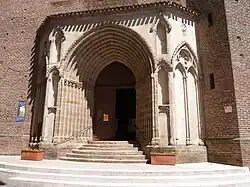 Le grandiose portail occidental, symbole de la reconstruction du XIVe&nbsp;siècle.