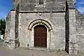 Le portail ouest de l'église Saint-Aubin.