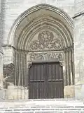 Le portail vu du parvis
