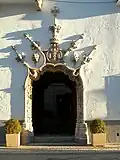L'extension du style manuélin : la porte de la mairie d'Olivence en Espagne.
