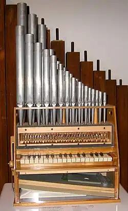 Orgue portatif (déplaçable, 33 notes).