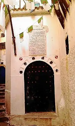 La porte d'entrée qui amène à l'endroit où se cachait Ali la Pointe, située au 5, rue des Abdérames, transformée en musée en 2006.