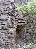 Entrée d'une nef avec système double de décharge au-dessus du linteau à La Roque-sur-Pernes (Vaucluse).