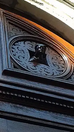 Détail de la porte 60 avenue Foch sculpture en relief d'un buste féminin