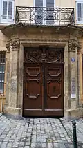 Porte du XVIIe&nbsp;siècle de l'hôtel de Carcès, surmontée d'un buste de faune.