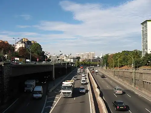 Le périphérique à la porte d'Italie, face à l'ouest : à gauche Le Kremlin-Bicêtre, à droite Paris.