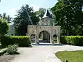 La Porte Renaissance et au fond la tour Hélène.