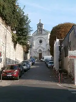 Vue d'une rue en pente.