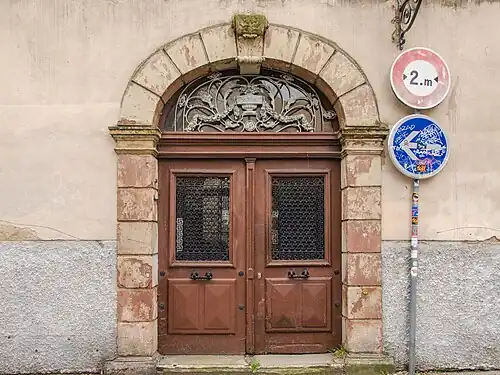 Porte arrière du no&nbsp;23, donnant sur la rue du Fossé-des-Orphelins.