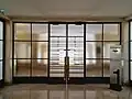 Porte d'accès au premier étage du bâtiment Fontenoy.