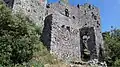 Porte d'accès par le flanc sud du château de Fressac.