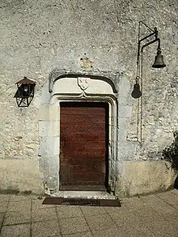 Porte d'entrée de la tour sud-est, aux armes des Poix.