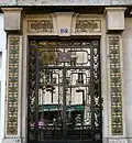 Entrée, à la décoration remarquable, d’un immeuble (no&nbsp;120 bis).