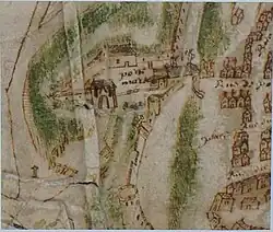 Dans les Remparts de Reims, les fossés en vert et la porte médiévale.