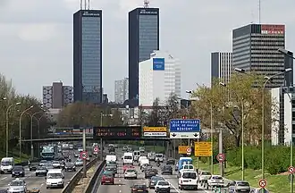 Vue de l'échangeur en approche par le sud, avec les deux tours Mercuriales en fond.