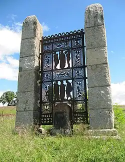 Porte de fer en hommage à Jules Lax (1842-1925), créateur du Train jaune.