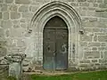 Porte recouverte de feuilles de cuivre.