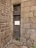Unique porte d'accès à l'intérieur de la tour (environ 40cm de large x 2m10 de haut divisé par une traverse)