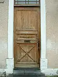 Porte typique, ici deux flèches à la salle des fêtes Saint-Hubert