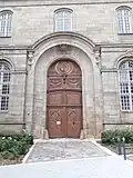 Porte du couvent XVIIIe au sud de la basilique place de l'abbaye.