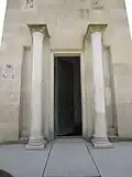 Porte entrouverte.