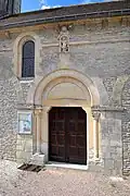 La porte latérale sud de l'église Saint-Aubin.