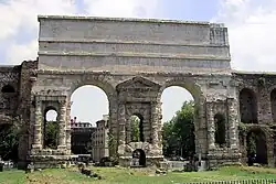 La Porte Majeure, où cinq aqueducs se croisent.