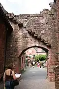 Collonges-la-Rouge. Porte Plate. Escalier volant menant au chemin de ronde