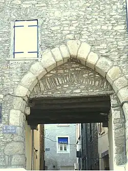 Photo représentant la poterne principale, dernier vestige visible du rempart du XIIIe siècle