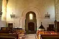 Porte romane dans l'église Saint-Martin.