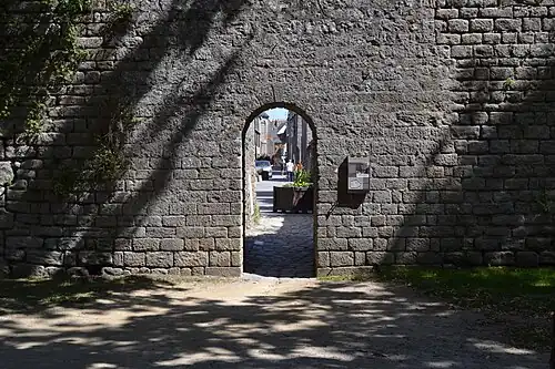 Porterne du Tricot à Guérande, portant les marques du comblement de la brèche ouverte en 1854 et comblée en 1858.