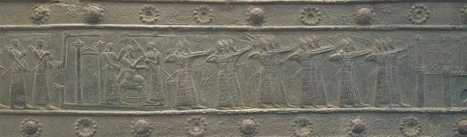 Le roi Salmanazar III observe des archers à l'assaut de la cité de Dabigu en Syrie du Nord, 858 av. J.-C.