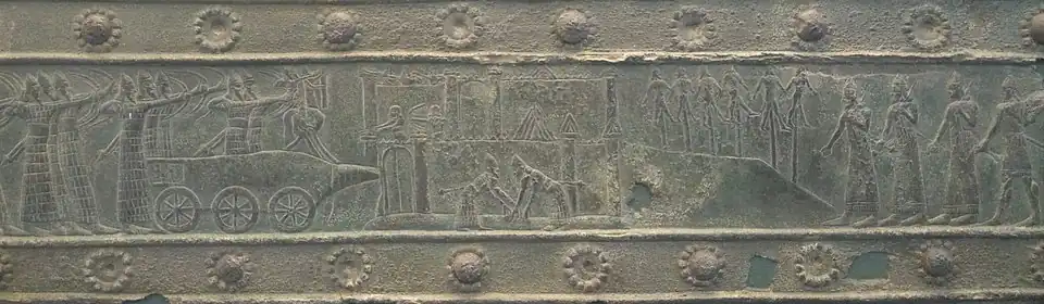 troupes assyriennes prenant une ville lors d'une campagne en Syrie du Nord, 858 av. J.-C. ; vaincus empalés devant les remparts de la cité.