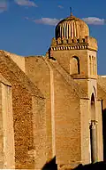 Vue d'un porche de la façade occidentale (quatrième à partir de l'extrémité sud). Il est coiffé d'une coupole.