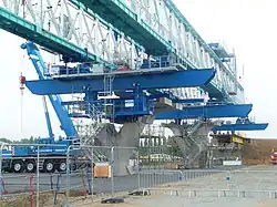 Montage du viaduc en 2016 : On voit les piliers avec chacun un morceau du tablier posé via la poutre de lancement.