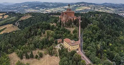 Vue panoramique du sanctuaire mettant en évidence le débouché du portico.