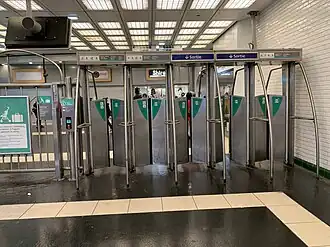 Les anciens portillons de sortie de la station, en 2019.