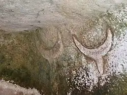 Bas-relief représentant des têtes de taureaux dans la nécropole de Su Crucifissu Mannu près de Porto Torres en Sardaigne datant du IVe&nbsp;millénaire&nbsp;av. J.-C. Ces représentations abstraites de taureaux sont retrouvées en grand nombre en Italie.