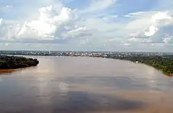Vue aérienne de la rivière en amont de Porto Velho que l'on aperçoit dans le fond. La ville se trouve à moins de 5&nbsp;km en aval des rapides de Teotônio où doit être construite la mégacentrale hydroélectrique de Santo Antonio. La Madeira est ici large de plus de 1300 mètres.