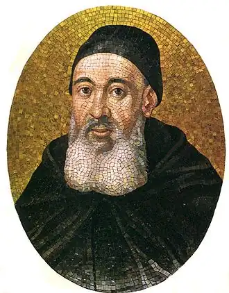 Portrait en mosaïque colorée d'un homme agé portant une barbe blanche et vêtu de noir.