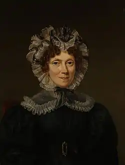 Portrait d'une femme vêtue d'une robe noire