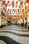 Une rue de Macao avec un pavage typiquement portugais.