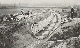 Empierrage des berges du lit artificiel du Rû de Liesse en 1911.