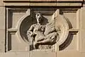 Sculpture sur la façade, côté avenue Monterey